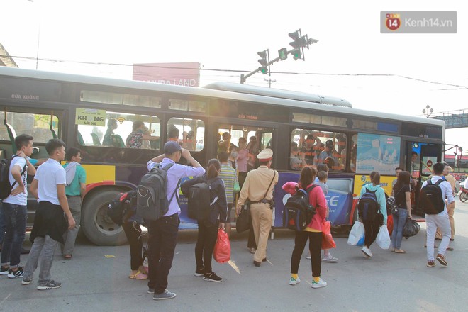 Ch&ugrave;m ảnh: Người d&acirc;n lỉnh kỉnh đồ đạc, đưa theo con nhỏ trở lại th&agrave;nh phố sau kỳ nghỉ lễ dưới c&aacute;i n&oacute;ng oi bức - Ảnh 16.