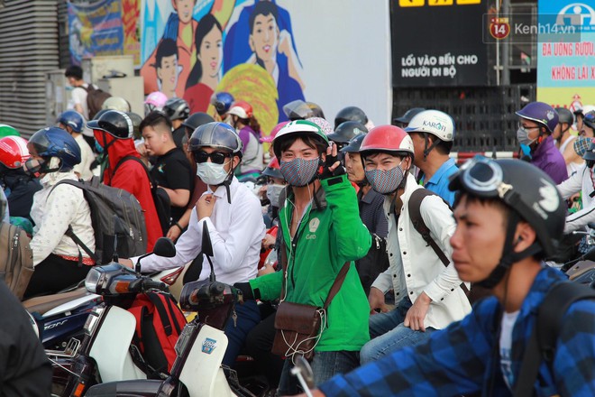 Ch&ugrave;m ảnh: Người d&acirc;n lỉnh kỉnh đồ đạc, đưa theo con nhỏ trở lại th&agrave;nh phố sau kỳ nghỉ lễ dưới c&aacute;i n&oacute;ng oi bức - Ảnh 11.