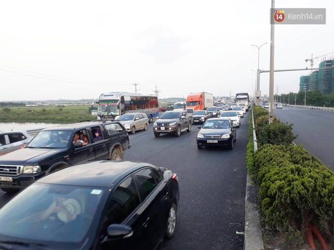 Ch&ugrave;m ảnh: Người d&acirc;n lỉnh kỉnh đồ đạc, đưa theo con nhỏ trở lại th&agrave;nh phố sau kỳ nghỉ lễ dưới c&aacute;i n&oacute;ng oi bức - Ảnh 22.