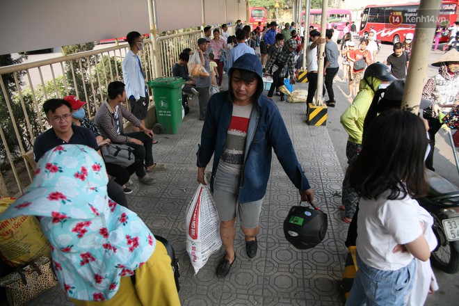 Ch&ugrave;m ảnh: Người d&acirc;n lỉnh kỉnh đồ đạc, đưa theo con nhỏ trở lại th&agrave;nh phố sau kỳ nghỉ lễ dưới c&aacute;i n&oacute;ng oi bức - Ảnh 3.