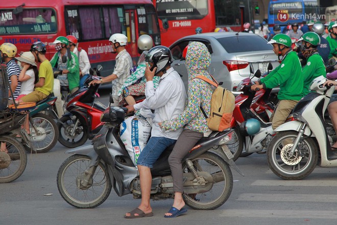 Ch&ugrave;m ảnh: Người d&acirc;n lỉnh kỉnh đồ đạc, đưa theo con nhỏ trở lại th&agrave;nh phố sau kỳ nghỉ lễ dưới c&aacute;i n&oacute;ng oi bức - Ảnh 1.