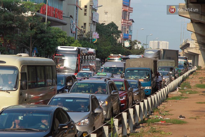 Ch&ugrave;m ảnh: Người d&acirc;n lỉnh kỉnh đồ đạc, đưa theo con nhỏ trở lại th&agrave;nh phố sau kỳ nghỉ lễ dưới c&aacute;i n&oacute;ng oi bức - Ảnh 12.