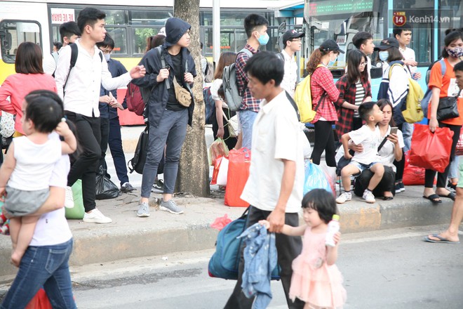 Ch&ugrave;m ảnh: Người d&acirc;n lỉnh kỉnh đồ đạc, đưa theo con nhỏ trở lại th&agrave;nh phố sau kỳ nghỉ lễ dưới c&aacute;i n&oacute;ng oi bức - Ảnh 4.