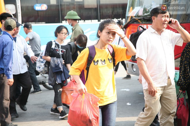 Ch&ugrave;m ảnh: Người d&acirc;n lỉnh kỉnh đồ đạc, đưa theo con nhỏ trở lại th&agrave;nh phố sau kỳ nghỉ lễ dưới c&aacute;i n&oacute;ng oi bức - Ảnh 5.