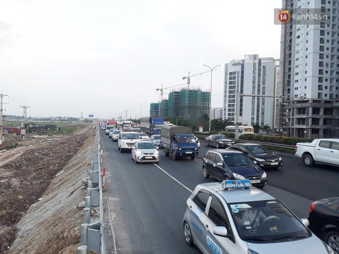 Ch&ugrave;m ảnh: Người d&acirc;n lỉnh kỉnh đồ đạc, đưa theo con nhỏ trở lại th&agrave;nh phố sau kỳ nghỉ lễ dưới c&aacute;i n&oacute;ng oi bức - Ảnh 21.