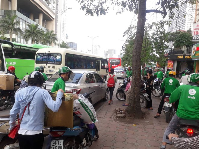 Ch&ugrave;m ảnh: Người d&acirc;n lỉnh kỉnh đồ đạc, đưa theo con nhỏ trở lại th&agrave;nh phố sau kỳ nghỉ lễ dưới c&aacute;i n&oacute;ng oi bức - Ảnh 6.