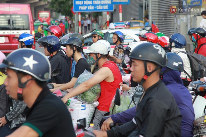 Ch&ugrave;m ảnh: Người d&acirc;n lỉnh kỉnh đồ đạc, đưa theo con nhỏ trở lại th&agrave;nh phố sau kỳ nghỉ lễ dưới c&aacute;i n&oacute;ng oi bức - Ảnh 10.