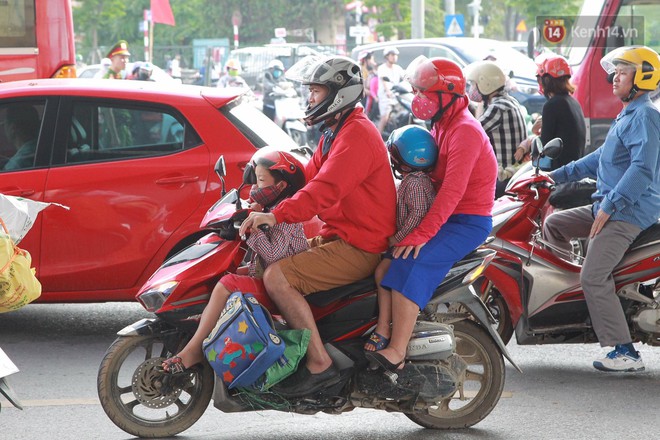 Ch&ugrave;m ảnh: Người d&acirc;n lỉnh kỉnh đồ đạc, đưa theo con nhỏ trở lại th&agrave;nh phố sau kỳ nghỉ lễ dưới c&aacute;i n&oacute;ng oi bức - Ảnh 14.