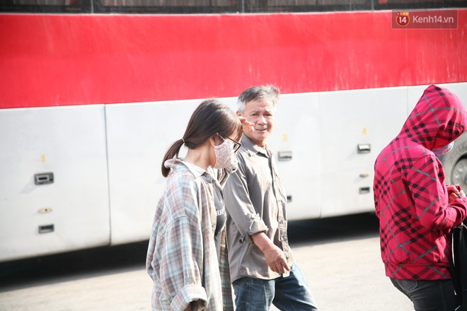 Ch&ugrave;m ảnh: Người d&acirc;n lỉnh kỉnh đồ đạc, đưa theo con nhỏ trở lại th&agrave;nh phố sau kỳ nghỉ lễ dưới c&aacute;i n&oacute;ng oi bức - Ảnh 7.