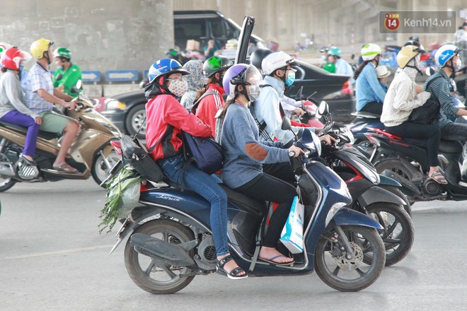 Ch&ugrave;m ảnh: Người d&acirc;n lỉnh kỉnh đồ đạc, đưa theo con nhỏ trở lại th&agrave;nh phố sau kỳ nghỉ lễ dưới c&aacute;i n&oacute;ng oi bức - Ảnh 15.