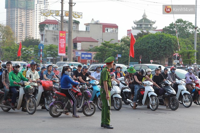 Ch&ugrave;m ảnh: Người d&acirc;n lỉnh kỉnh đồ đạc, đưa theo con nhỏ trở lại th&agrave;nh phố sau kỳ nghỉ lễ dưới c&aacute;i n&oacute;ng oi bức - Ảnh 18.
