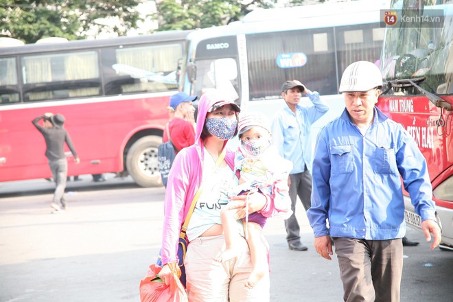 Ch&ugrave;m ảnh: Người d&acirc;n lỉnh kỉnh đồ đạc, đưa theo con nhỏ trở lại th&agrave;nh phố sau kỳ nghỉ lễ dưới c&aacute;i n&oacute;ng oi bức - Ảnh 8.