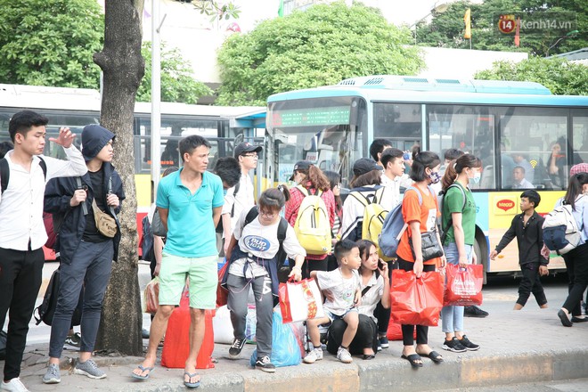 Ch&ugrave;m ảnh: Người d&acirc;n lỉnh kỉnh đồ đạc, đưa theo con nhỏ trở lại th&agrave;nh phố sau kỳ nghỉ lễ dưới c&aacute;i n&oacute;ng oi bức - Ảnh 9.