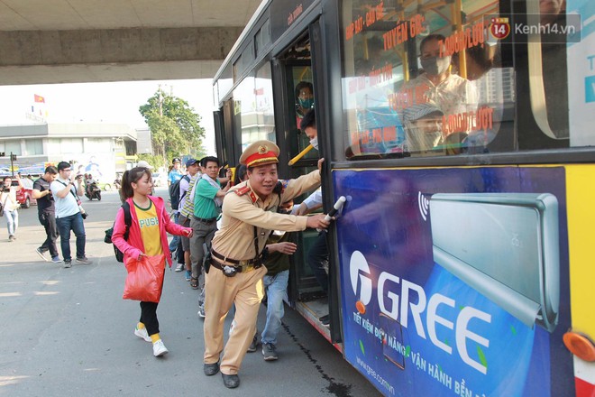 Ch&ugrave;m ảnh: Người d&acirc;n lỉnh kỉnh đồ đạc, đưa theo con nhỏ trở lại th&agrave;nh phố sau kỳ nghỉ lễ dưới c&aacute;i n&oacute;ng oi bức - Ảnh 17.