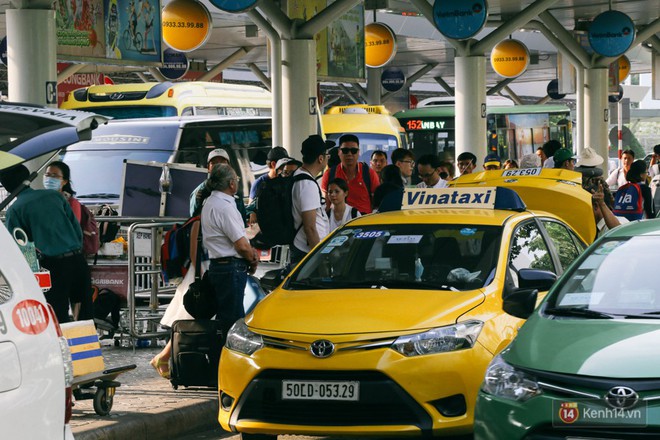 Hàng trăm hành khách trở lại Sài Gòn, chật vật đón taxi ở sân bay Tân Sơn Nhất sau kỳ nghỉ 4 ngày - Ảnh 13.