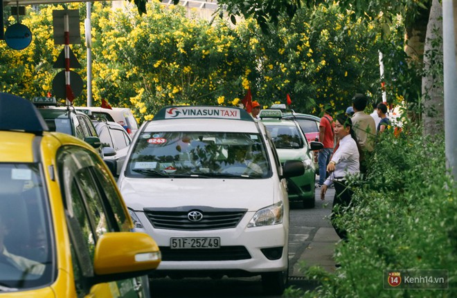 Hàng trăm hành khách trở lại Sài Gòn, chật vật đón taxi ở sân bay Tân Sơn Nhất sau kỳ nghỉ 4 ngày - Ảnh 12.
