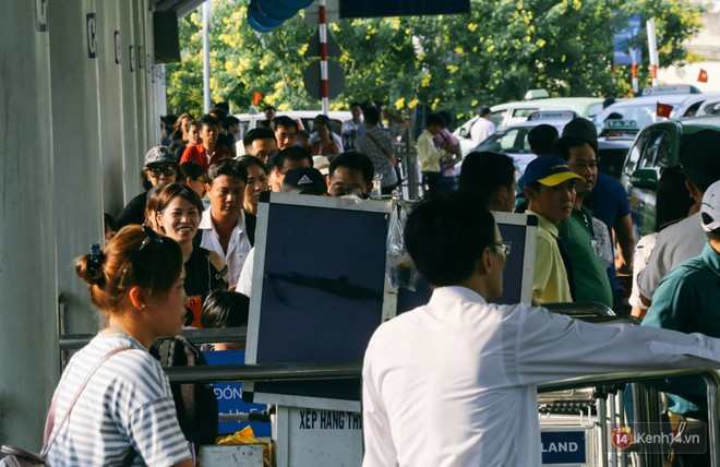 Hàng trăm hành khách trở lại Sài Gòn, chật vật đón taxi ở sân bay Tân Sơn Nhất sau kỳ nghỉ 4 ngày - Ảnh 18.