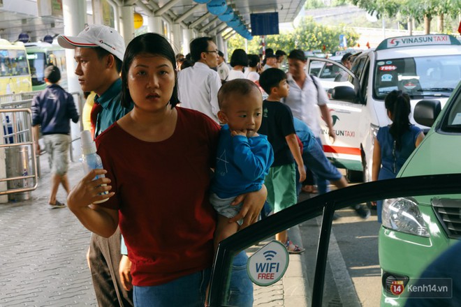 Hàng trăm hành khách trở lại Sài Gòn, chật vật đón taxi ở sân bay Tân Sơn Nhất sau kỳ nghỉ 4 ngày - Ảnh 17.