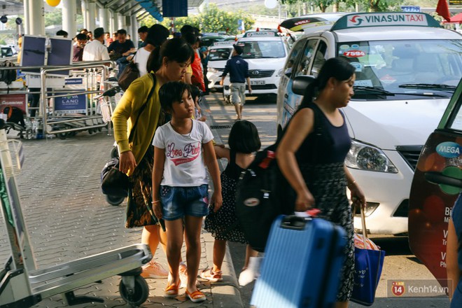 Hàng trăm hành khách trở lại Sài Gòn, chật vật đón taxi ở sân bay Tân Sơn Nhất sau kỳ nghỉ 4 ngày - Ảnh 16.