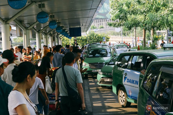 H&agrave;ng trăm h&agrave;nh kh&aacute;ch trở lại S&agrave;i G&ograve;n, chật vật đ&oacute;n taxi ở s&acirc;n bay T&acirc;n Sơn Nhất sau kỳ nghỉ 4 ng&agrave;y - Ảnh 15.