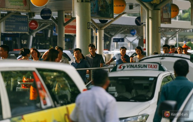 H&agrave;ng trăm h&agrave;nh kh&aacute;ch trở lại S&agrave;i G&ograve;n, chật vật đ&oacute;n taxi ở s&acirc;n bay T&acirc;n Sơn Nhất sau kỳ nghỉ 4 ng&agrave;y - Ảnh 14.