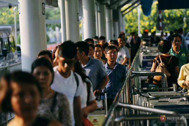 Hàng trăm hành khách trở lại Sài Gòn, chật vật đón taxi ở sân bay Tân Sơn Nhất sau kỳ nghỉ 4 ngày - Ảnh 10.