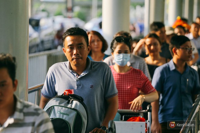 Hàng trăm hành khách trở lại Sài Gòn, chật vật đón taxi ở sân bay Tân Sơn Nhất sau kỳ nghỉ 4 ngày - Ảnh 9.