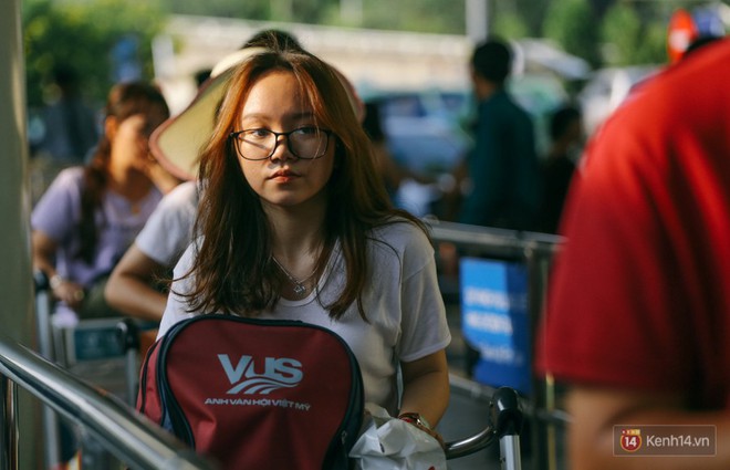 H&agrave;ng trăm h&agrave;nh kh&aacute;ch trở lại S&agrave;i G&ograve;n, chật vật đ&oacute;n taxi ở s&acirc;n bay T&acirc;n Sơn Nhất sau kỳ nghỉ 4 ng&agrave;y - Ảnh 6.