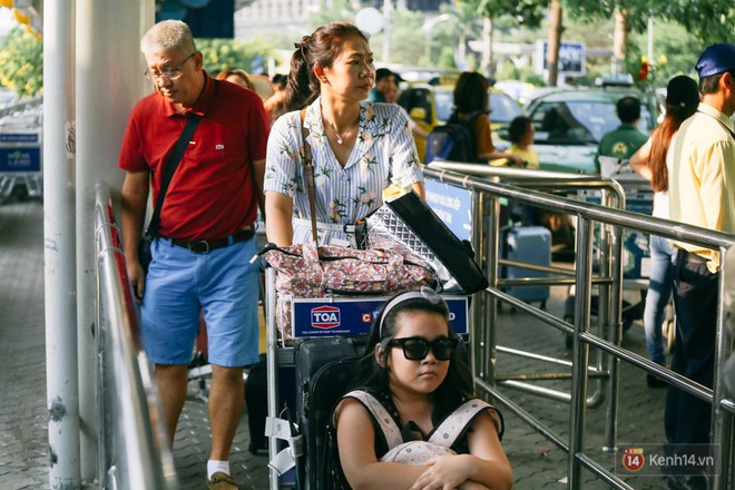 Hàng trăm hành khách trở lại Sài Gòn, chật vật đón taxi ở sân bay Tân Sơn Nhất sau kỳ nghỉ 4 ngày - Ảnh 5.