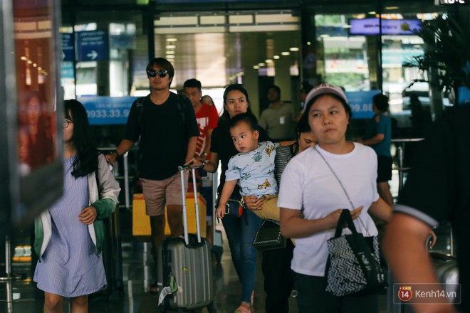 Hàng trăm hành khách trở lại Sài Gòn, chật vật đón taxi ở sân bay Tân Sơn Nhất sau kỳ nghỉ 4 ngày - Ảnh 2.