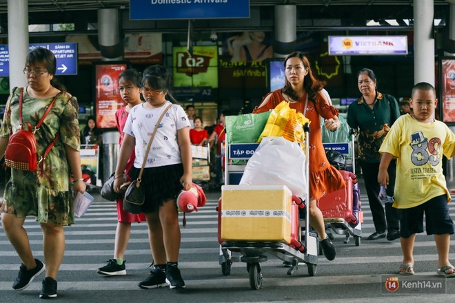 Hàng trăm hành khách trở lại Sài Gòn, chật vật đón taxi ở sân bay Tân Sơn Nhất sau kỳ nghỉ 4 ngày - Ảnh 3.