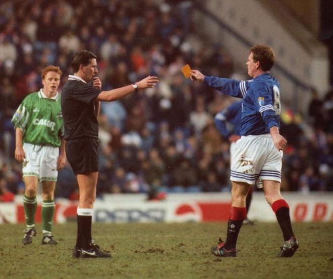 H&agrave;i hước cảnh cầu thủ H&agrave; Lan d&aacute;m r&uacute;t thẻ phạt ngược trọng t&agrave;i - Ảnh 3.