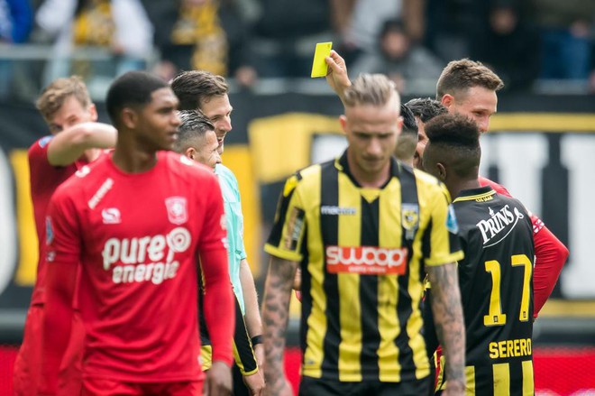 H&agrave;i hước cảnh cầu thủ H&agrave; Lan d&aacute;m r&uacute;t thẻ phạt ngược trọng t&agrave;i - Ảnh 2.