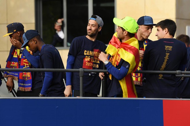 Hình ảnh cảm động giữa Messi và Iniesta trong lễ diễu hành mừng chức vô địch La Liga - Ảnh 9.