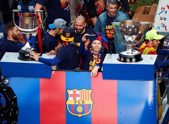 Hình ảnh cảm động giữa Messi và Iniesta trong lễ diễu hành mừng chức vô địch La Liga - Ảnh 10.