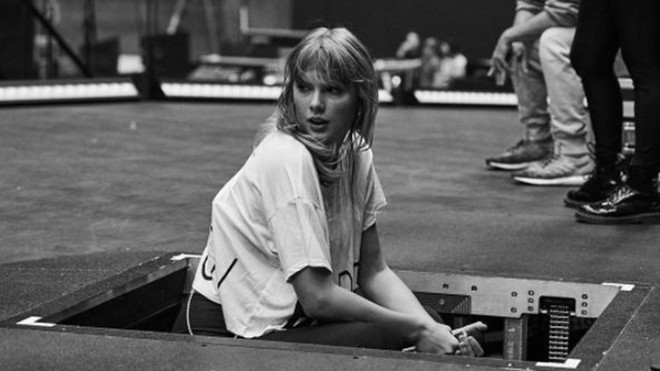Taylor Swift xinh đẹp h&uacute;t hồn trong ảnh hậu trường chuẩn bị tour diễn khủng - Ảnh 5.