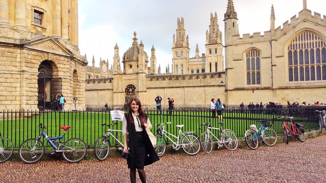 Đừng nghĩ t&acirc;́t cả SV Oxford, Cambridge học hành nghi&ecirc;m túc, đ&acirc;y là 2 trường nằm trong top gian l&acirc;̣n thi cử tại Anh - Ảnh 1.