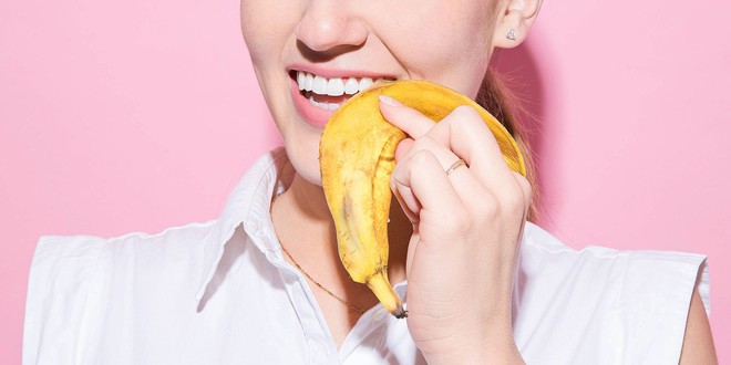 6 mẹo giúp bạn sở hữu hàm răng trắng sáng tự nhiên như Meghan Markle - Ảnh 2.