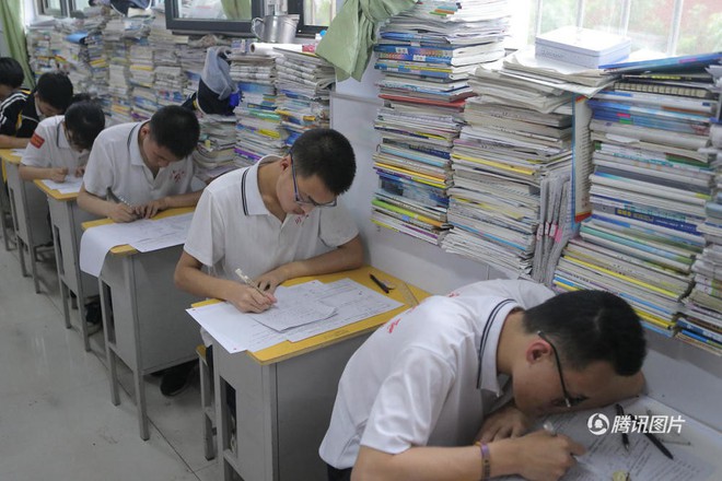 Hình Ảnh Học Sinh Vật Vã Ôn Thi Tại Trung Quốc: Cuộc Chiến Vào Đại Học Chưa  Bao Giờ Khốc Liệt Đến Thế