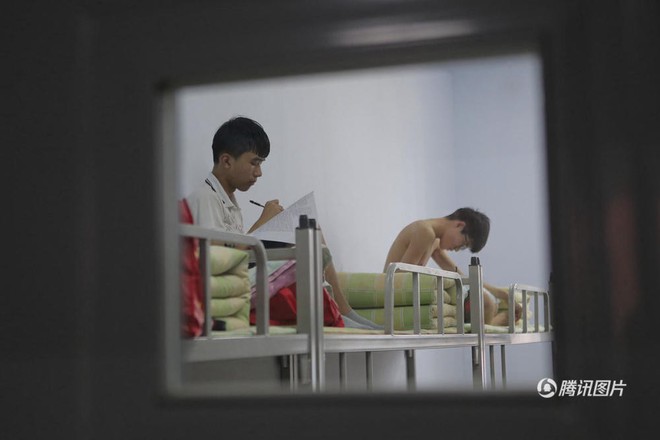 Hình ảnh học sinh vật vã ôn thi tại Trung Quốc: Cuộc chiến vào đại học chưa bao giờ khốc liệt đến thế - Ảnh 2.