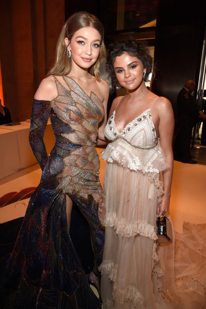 Hình như xem lại ảnh của mình tại Met Gala 2018, Selena Gomez cũng tự thấy sợ đến nỗi chạy mất dép - Ảnh 2.