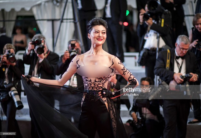 Cannes ngày 2 loạn bởi loạt mỹ nhân vô danh Trung Quốc: Quyết tâm lộ nhũ hoa, mặc long bào bắt chước Phạm Băng Băng - Ảnh 3.
