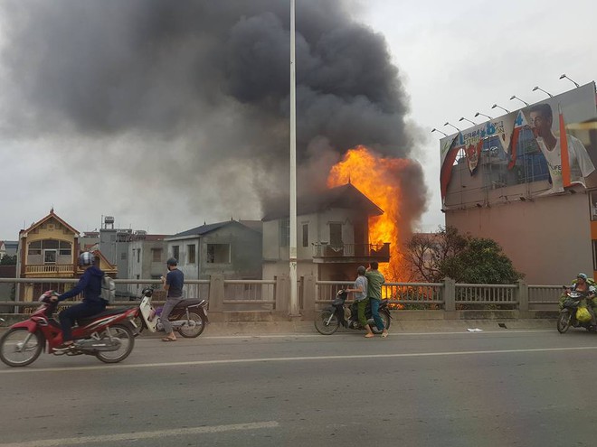 Cháy lớn tại cửa hàng chăn ga gối đệm dưới chân cầu Vĩnh Tuy, 1 cụ bà tử vong - Ảnh 5.