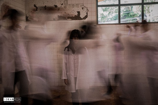 Bộ ảnh kỷ yếu rùng rợn chụp trong bệnh viện bỏ hoang của nhóm học sinh Bình Phước - Ảnh 2.