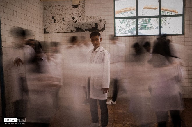 Bộ ảnh kỷ yếu rùng rợn chụp trong bệnh viện bỏ hoang của nhóm học sinh Bình Phước - Ảnh 4.