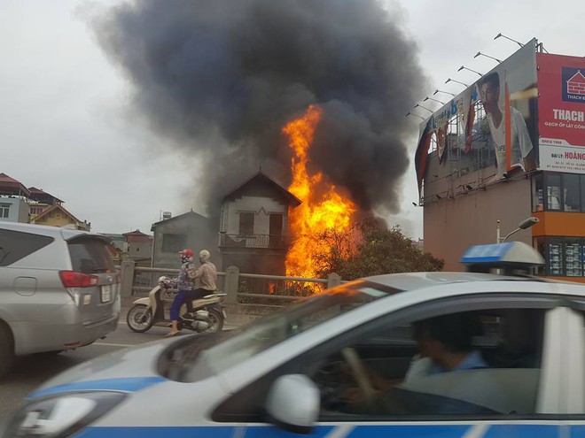 Cháy lớn tại cửa hàng chăn ga gối đệm dưới chân cầu Vĩnh Tuy, 1 cụ bà tử vong - Ảnh 4.