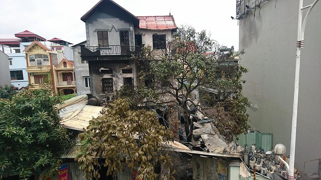 Vụ cháy lớn ở Vĩnh Tuy: Người hàng xóm liều mình bắc thang cứu sống 6 người thoát khỏi căn nhà đang bốc cháy ngùn ngụt - Ảnh 2.