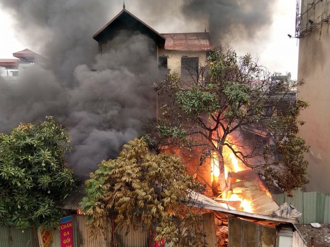 Cháy lớn tại cửa hàng chăn ga gối đệm dưới chân cầu Vĩnh Tuy, 1 cụ bà tử vong - Ảnh 2.