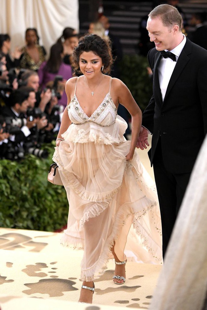 Hình như xem lại ảnh của mình tại Met Gala 2018, Selena Gomez cũng tự thấy sợ đến nỗi chạy mất dép - Ảnh 1.