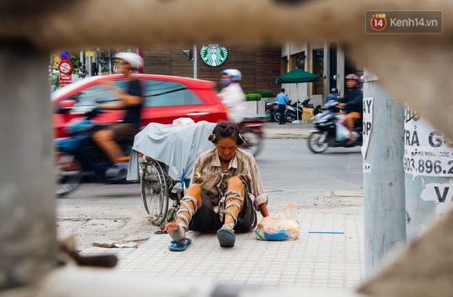 Gặp cụ gi&agrave; lết bằng 2 tay để b&aacute;n b&aacute;o vỉa h&egrave; g&acirc;y x&ocirc;n xao mạng x&atilde; hội: H&ocirc;m nay, b&agrave; tr&uacute;ng số t&igrave;nh thương! - Ảnh 2.